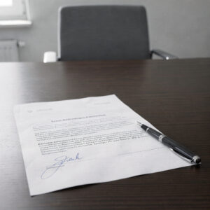 Mietvertragsnachtrag mit einer einzelnen Unterschrift neben einer auffällig leeren zweiten Unterschriftszeile.